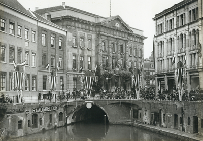 99762 Gezicht op de versierde voorgevel van het Stadhuis (Stadhuisbrug 1) te Utrecht vanwege het 40-jarig ...